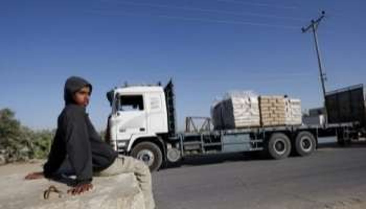 Près du terminal de Rafah, le 13 mai 2010, lors de l’arrivée d’une cargaison de ciment. © AFP