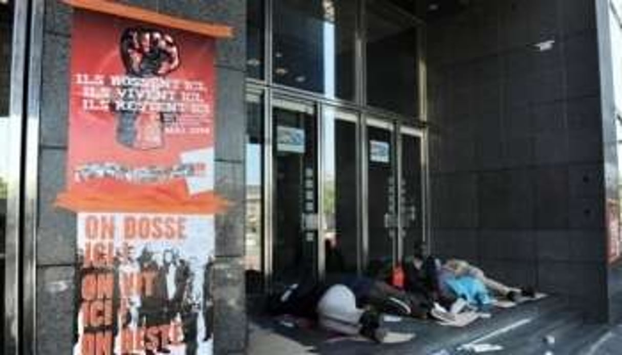 Des travailleurs sans-papiers devant l’Opéra Bastille, le 28 mai. © AFP