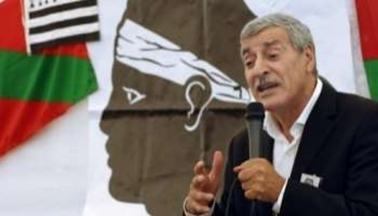 Ferhat Mehenni présente son Mouvement pour l’autonomie de la Kabylie, le 8 août 2009 en Corse. © AFP
