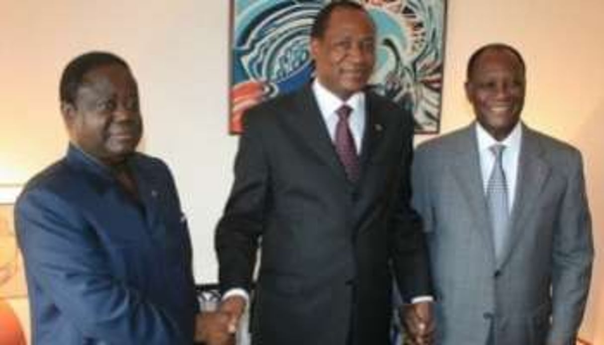 Blaise Compaoré, entouré d’Henri Konan Bedié (g.) et Alassane Ouattara, le 22 février 2010. © AFP