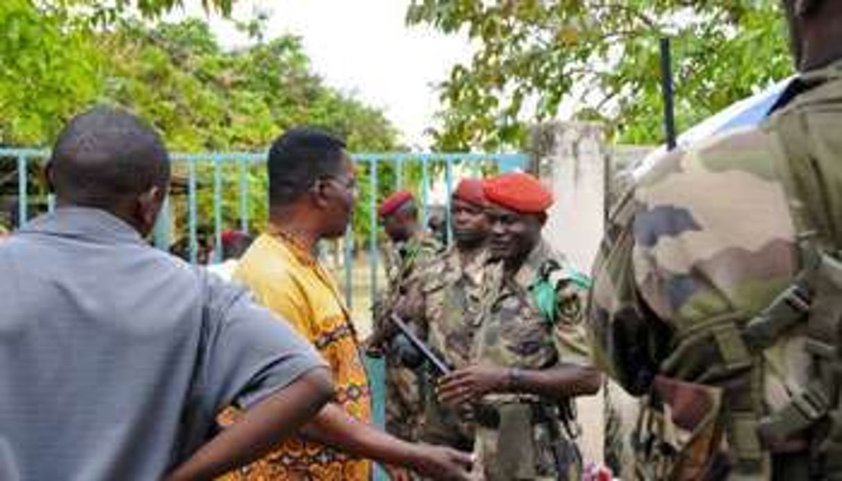Des forces de sécurité surveillent un bureau de vote à Libreville, le 6 juin 2010. © AFP