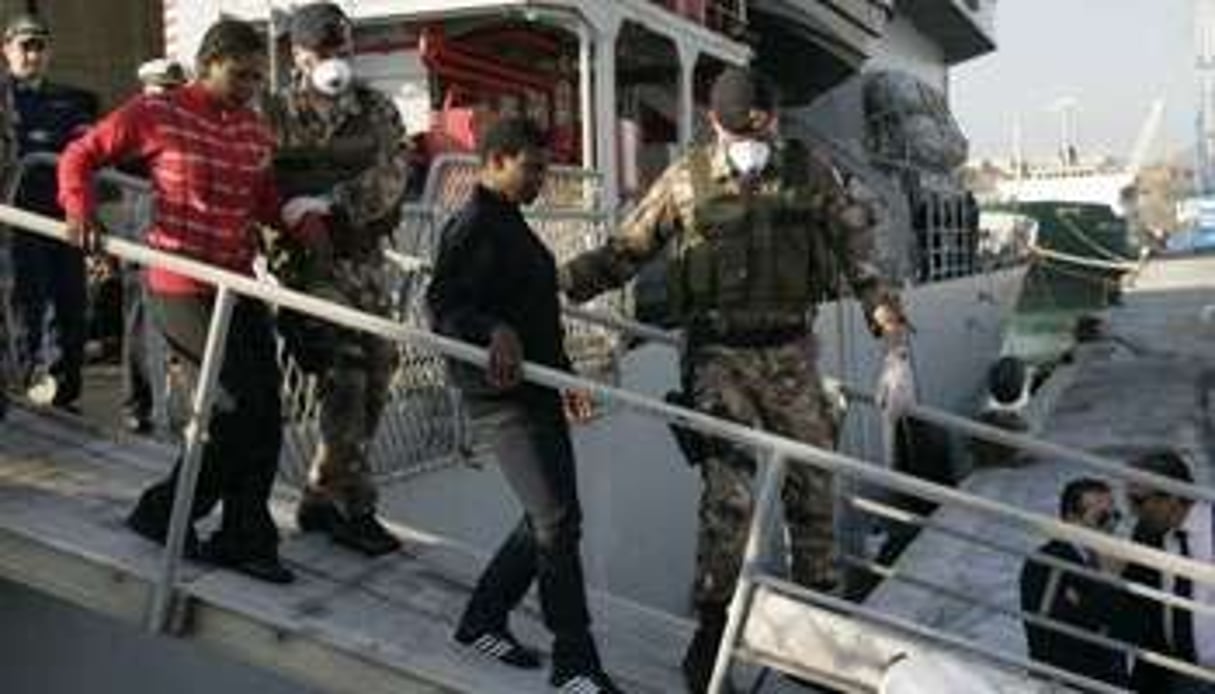 Des réfugiés arrêtés par une vedette de la marine italienne. © AFP