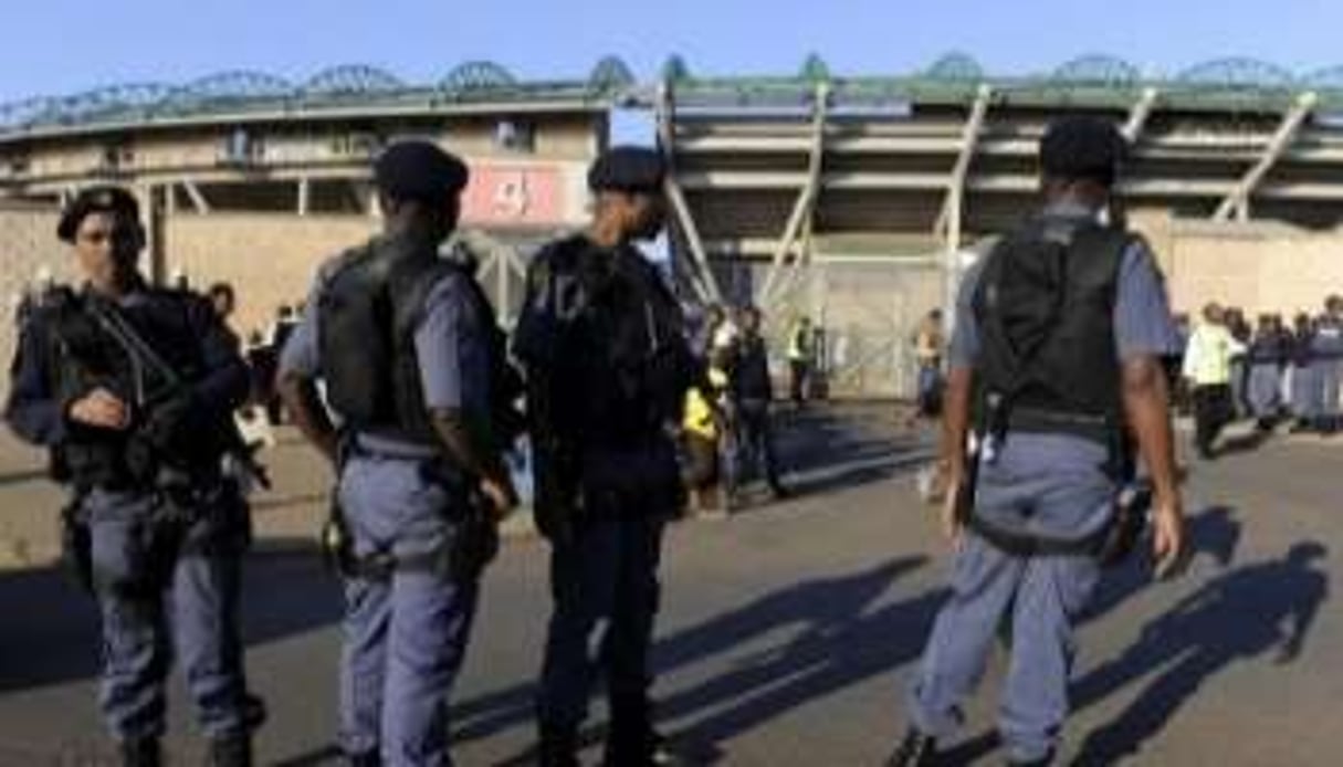 Des policiers sud-africains devant le stade de Pretoria, le 7 juin 2010. © AFP