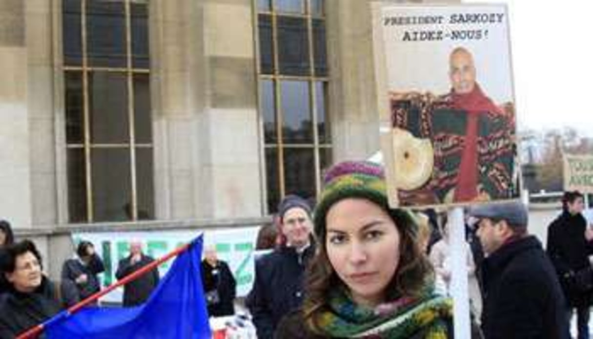 Sonia Terhzaz lors d’une manifestation de soutien à son père, le 22 décembre 2009 à Paris. © AFP