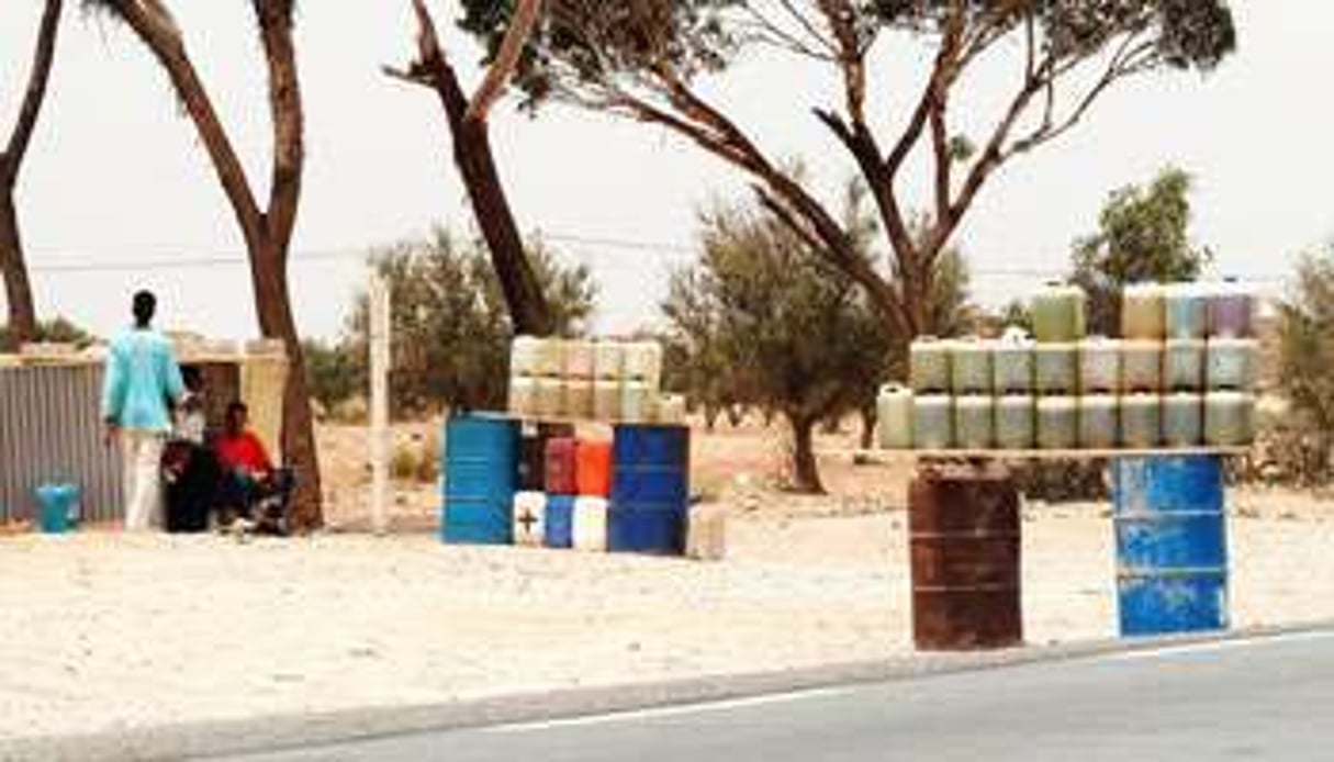 Beaucoup d’automobilistes en profitent pour faire le plein à moindres frais. © Nicolas Fauqué/Imagesdetunisie.com