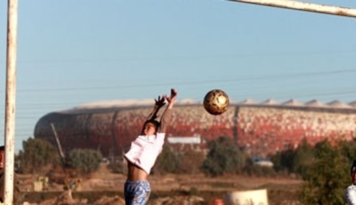 Soweto, 23 juin, de jeunes footballeurs à proximité du stade Soccer City © AFP