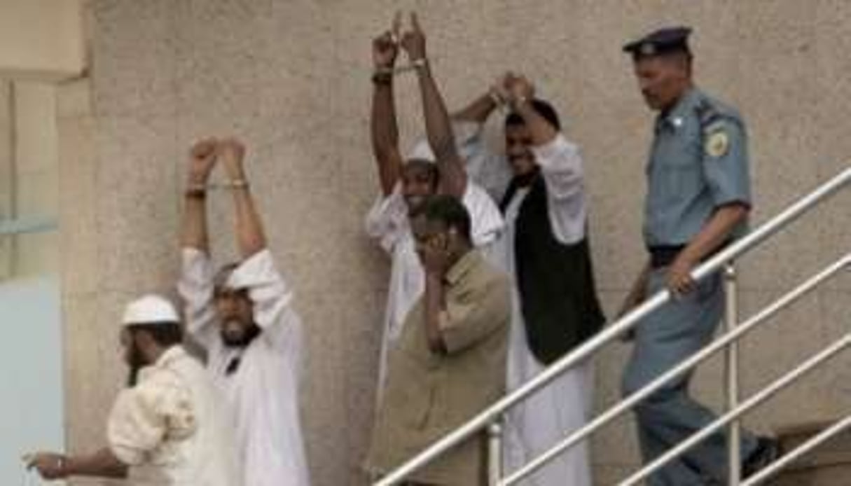 Les quatre islamistes, à la sortie du tribunal de Khartoum le 24 juin 2009. © AFP