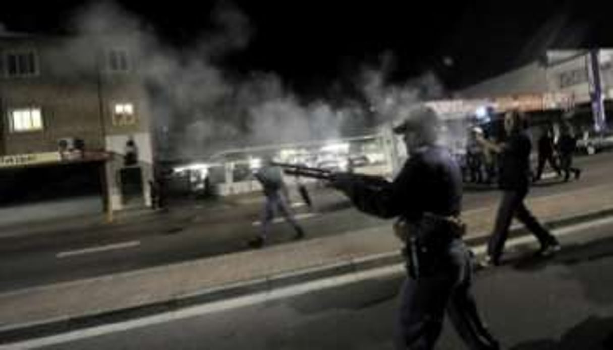 La police anti-émeute tire des gaz lacrymogènes contre des grévistes, le 14 juin près de Durban. © FP