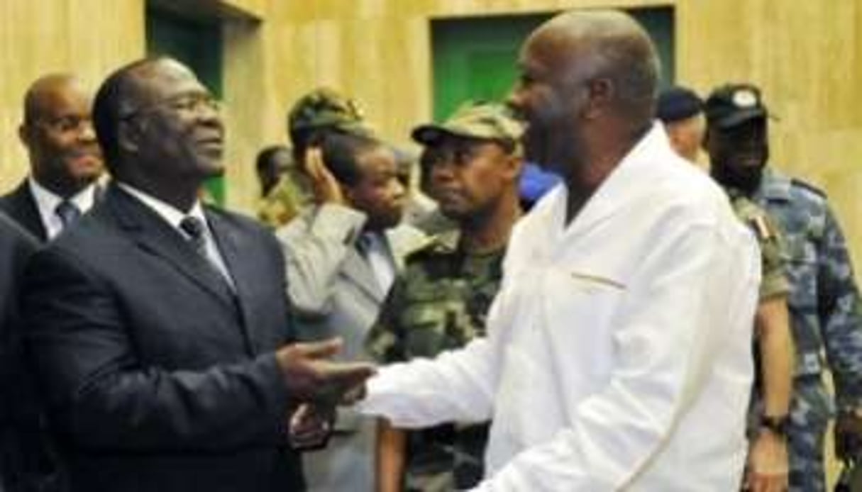 Laurent Gbagbo (d.) et le ministre de la Défense, Amani N’Guessan (g.), en novembre 2009 à Abidjan © AFP