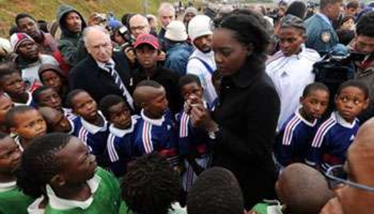 La secrétaire d’État aux Sports, Rama Yade, en visite dans un township à Knysna. © AFP