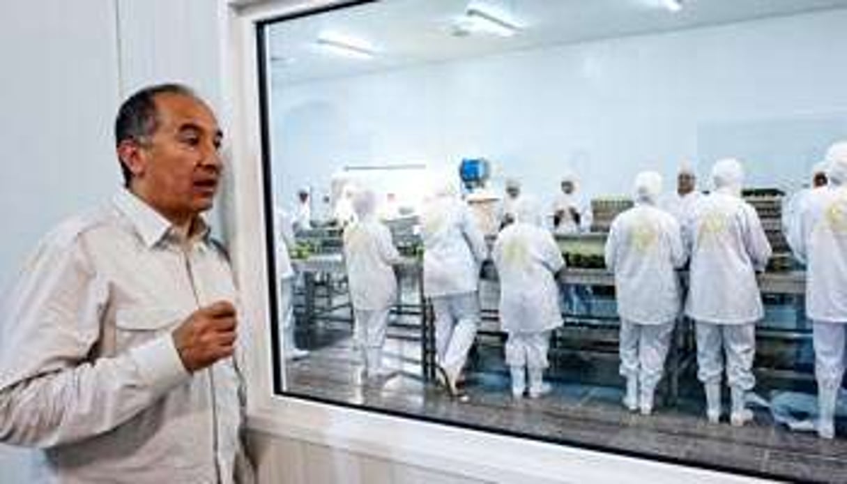 Abdelmajid Mahjoub devant l’un des ateliers de conditionnement des Moulins. © Nicolas Fauqué/imagesdetunisie.com