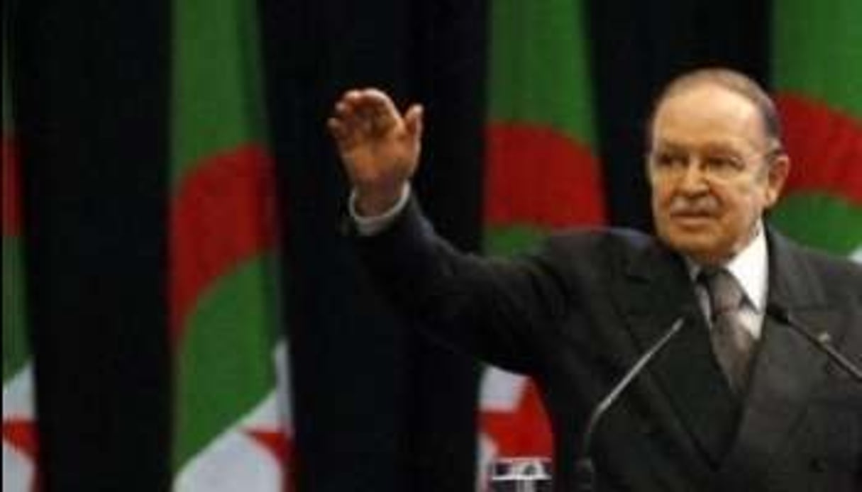 Abdelaziz Bouteflika était entouré du Premier ministre, et de deux de ses ministres. © AFP