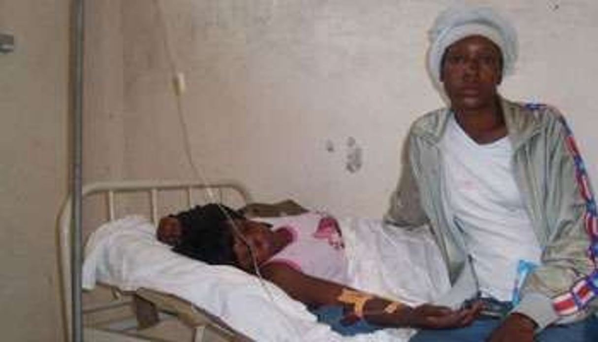Une survivante sur son lit d’hôpital, le 22 juin 2010 à Pointe-Noire, au Congo. © AFP