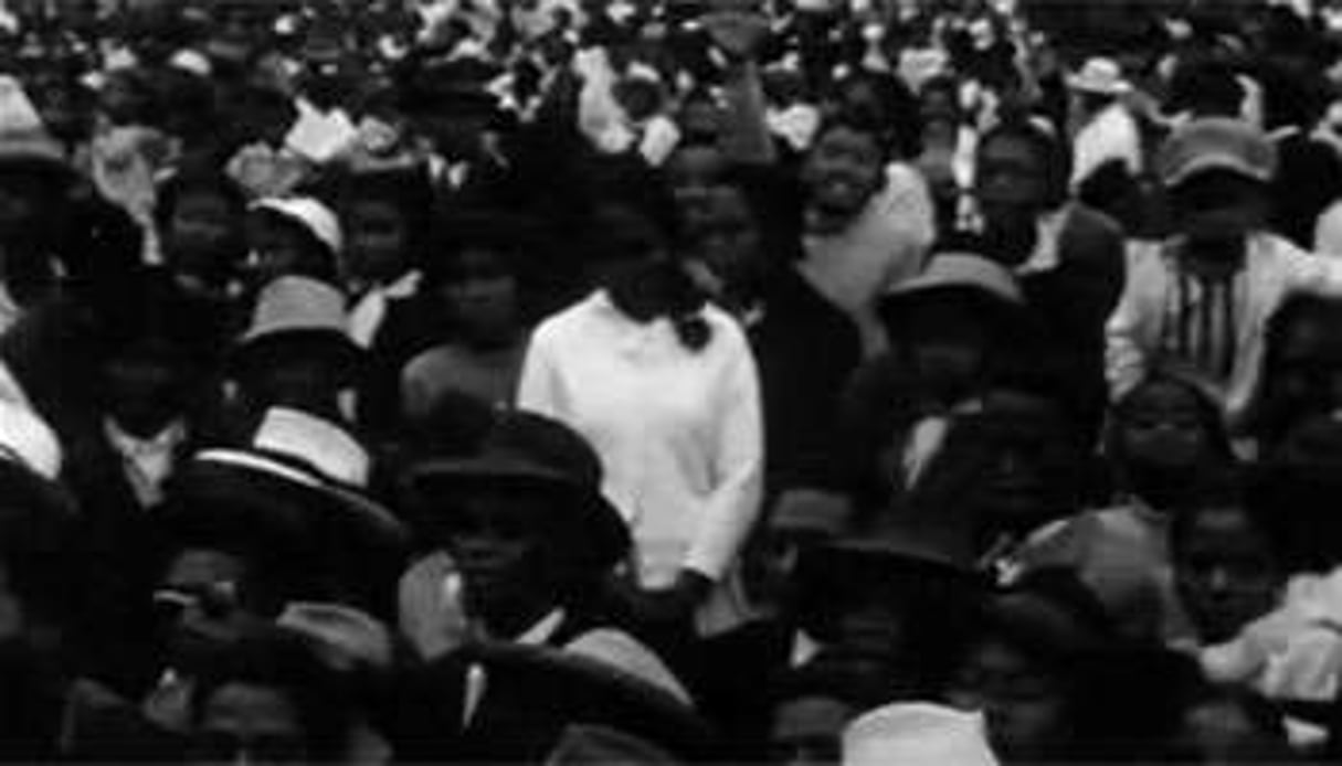 Foule à Madagascar, en 1960. Extrait d’un reportage de la télévision française. © ina.fr