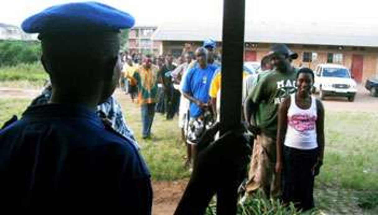 Un poilicier burundais de garde à l’entrée d’un bureau de vote, le 24 mai 2010 à Bujumbura. © AFP
