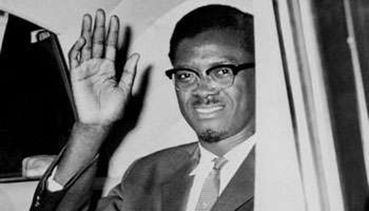 Patrice Lumumba salue les photographes alors qu’il quitte l’aéroport d’Idlewild, le 2 août 1960. © AFP