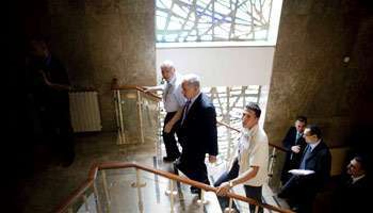 Benyamin Netanyahou arrivant à une réunion de son cabinet, le 13 juin 2010 à Jérusalem. © AP