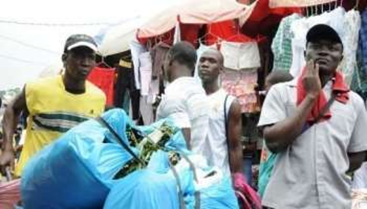 Sacs plastique non recyclables sur un marché, le 29 juin 2010 à Libreville. © AFP
