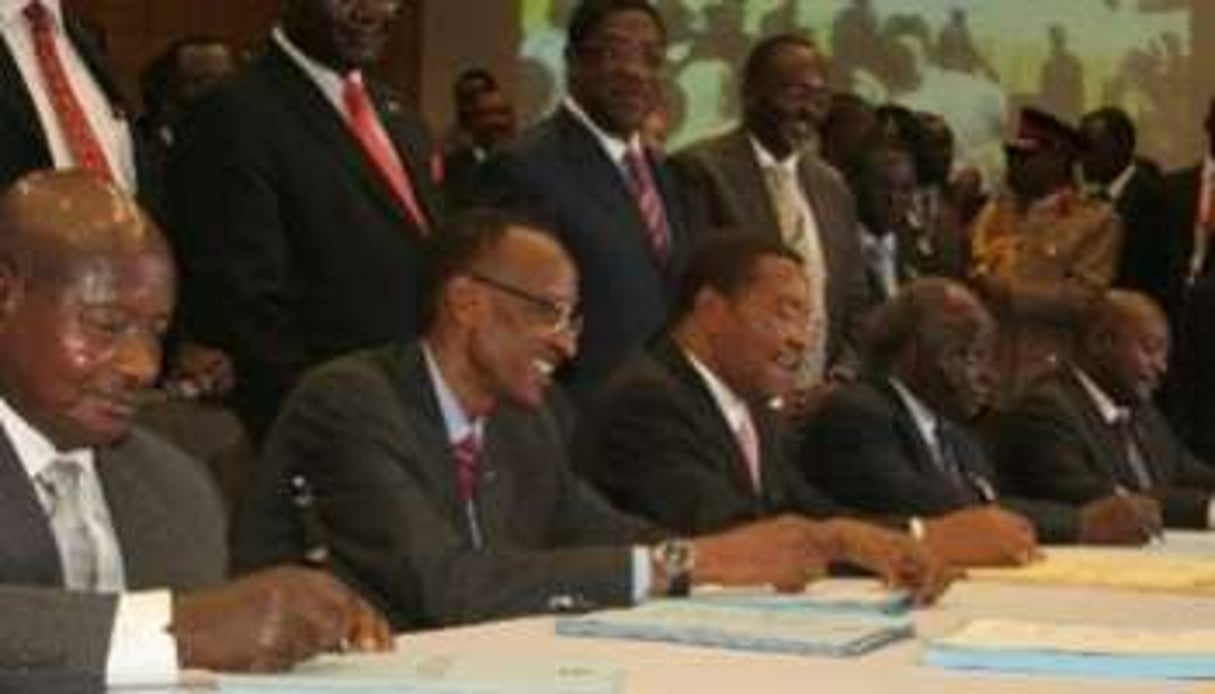 Les cinq présidents de l’EAC signent l’accord d’Arusha, le 20 novembre 2009. © D.R.