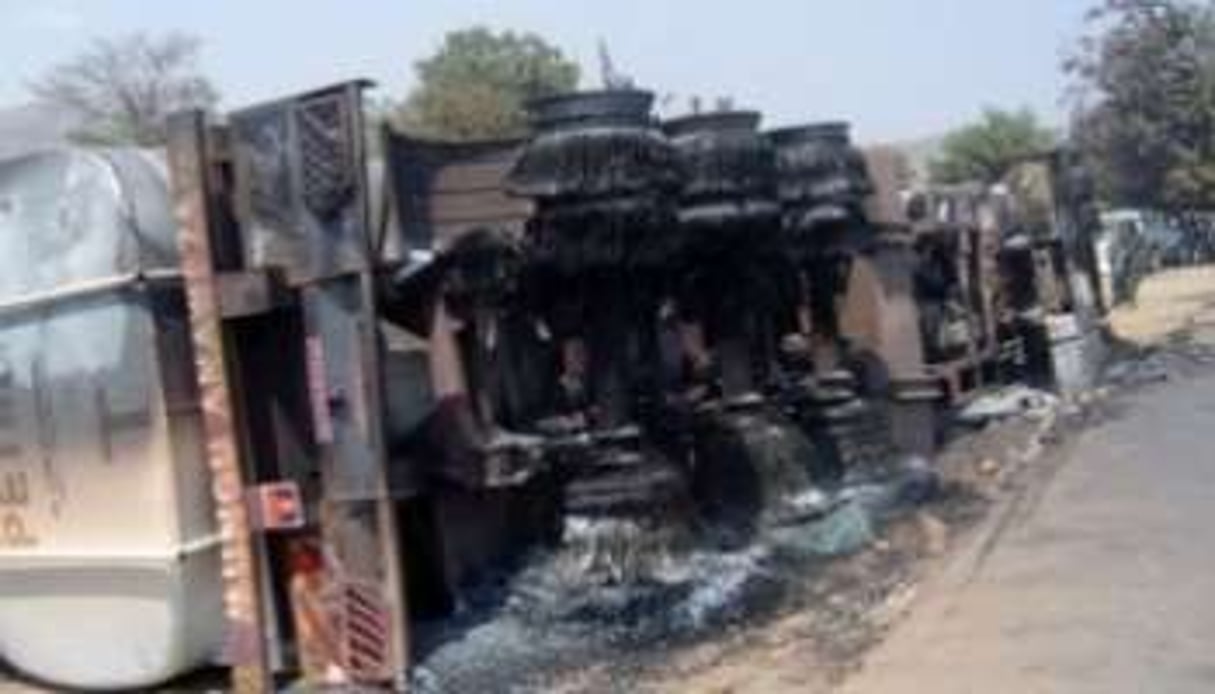 Le camion-citerne qui a explosé à Sange, faisant au moins 230 morts, le 3 juillet 2010. © AFP