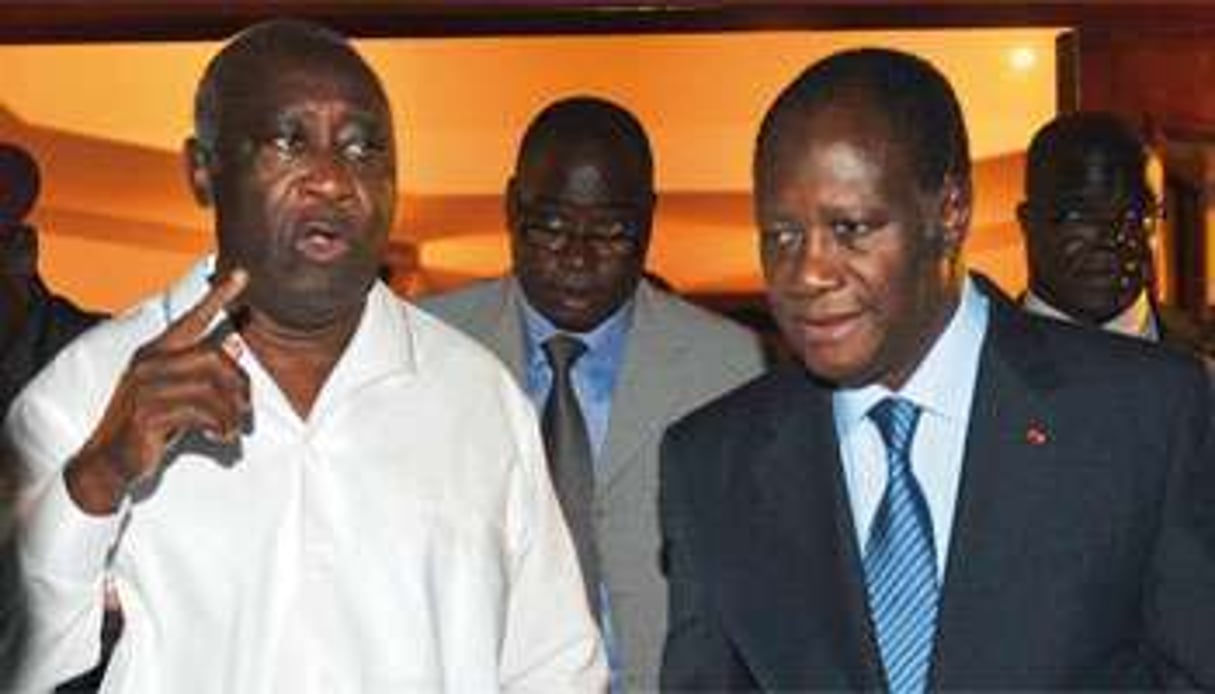 Les sondages TNS-Sofres donnent Gbagbo (à g.) systématiquement gagnant face à Ouattara. © Sia Kambou/AFP