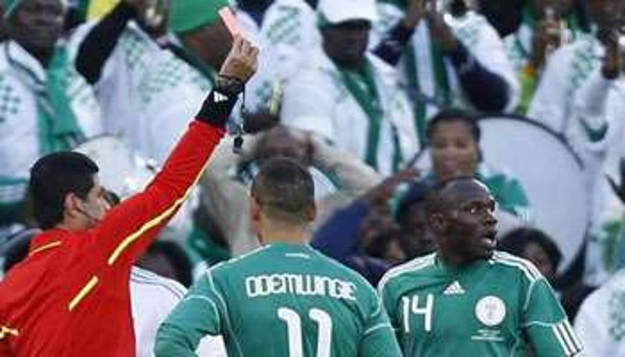 Le joueur Sani Kaita reçoit un carton rouge lors du match contre la Grèce. © AFP