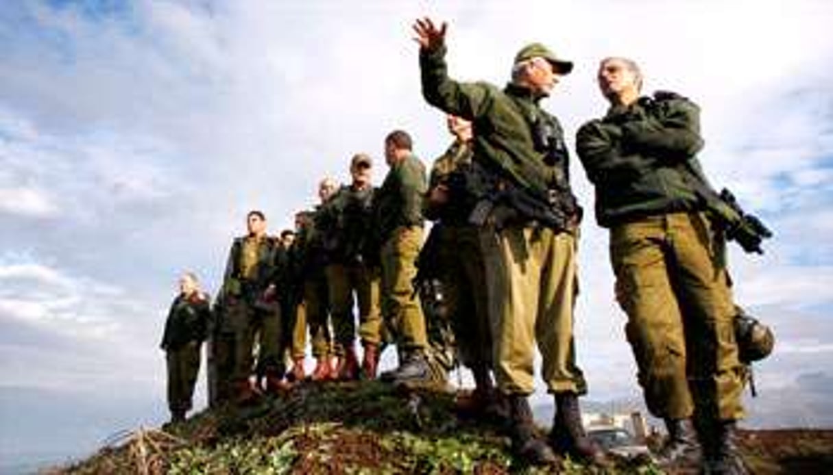 Des membres de l’état-major de Tsahal observant des exercices militaires sur le plateau du Golan. © Gil Cohen Magen/Reuters