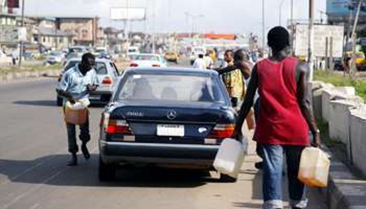 Vendeurs d’essence à la sauvette, à Lagos. © AFP