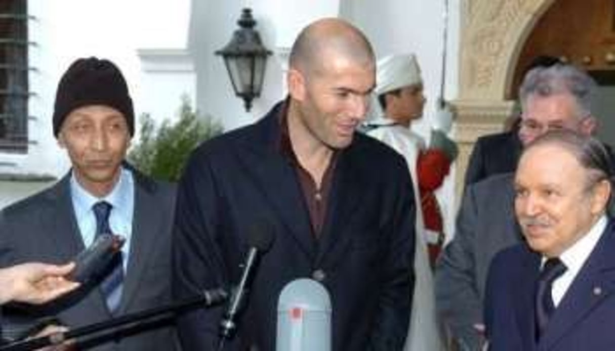 Mustapha Bouteflika (à g.) avec Zinedine Zidane et son frère, le président Abdelaziz Bouteflika. © AFP