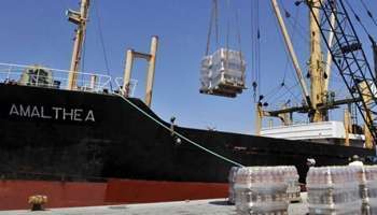 Chargement du cargo d’aide libyen Amalthea, le 9 juillet à Lavrio en Grèce. © AFP