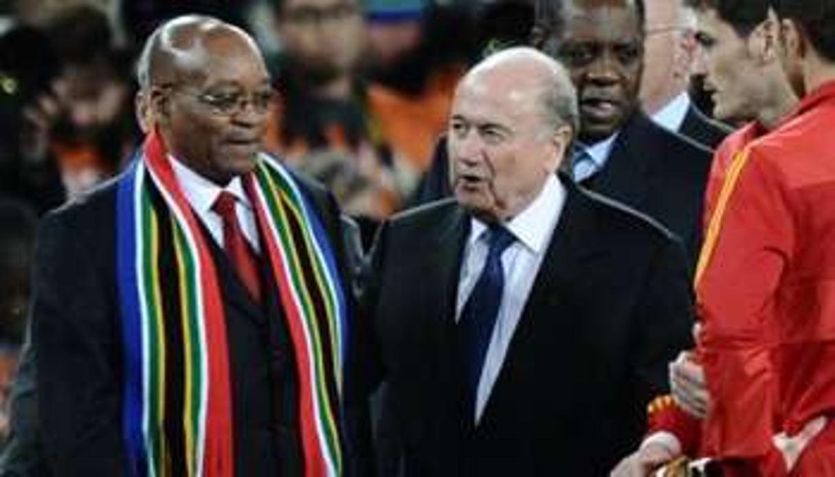 Jacob Zuma et Sepp Blatter à l’issue de la finale du mondial le 11 juillet 2010 à Johannesburg. © AFP