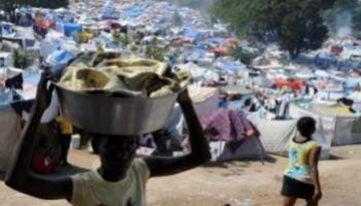 A Port-au-Prince les sinistrés vivent dans des camps de fortune depuis six mois. © AFP