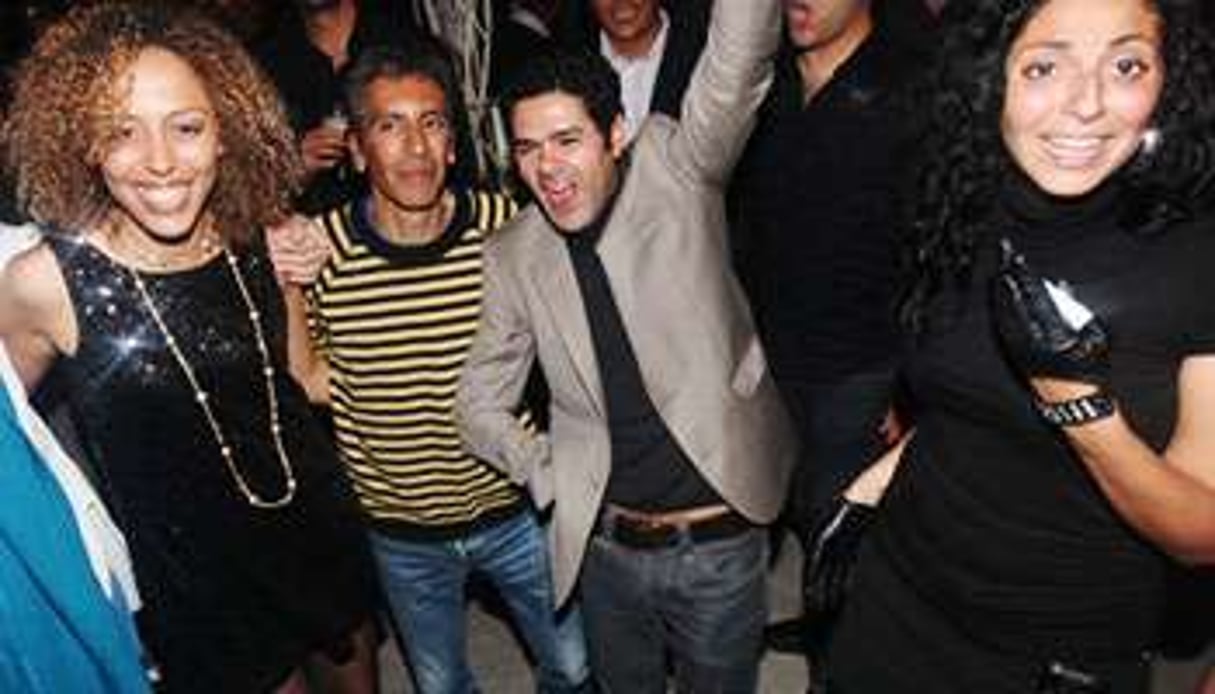 Jamel Debbouze avec des amis à une fête à la Villa Didon de Carthage (Tunisie) en 2008. © Ons Abid pour J.A.