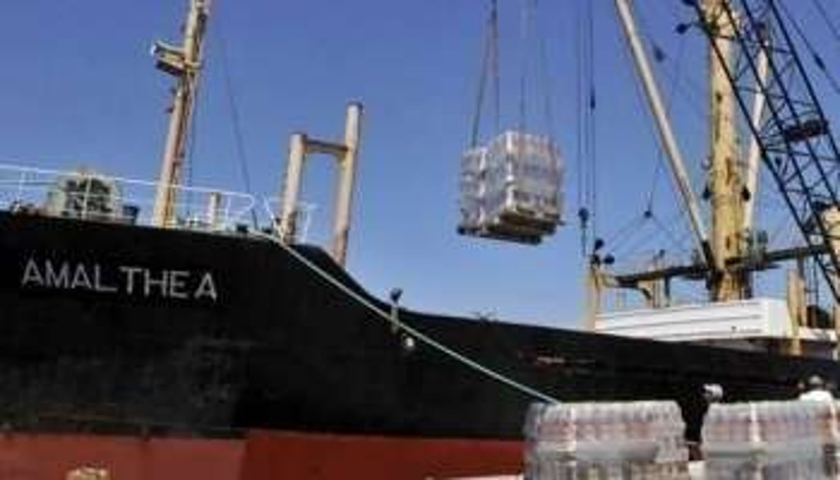 Chargement du cargo d’aide libyen Amalthea, le 9 juillet à Lavrio en Grèce. © AFP