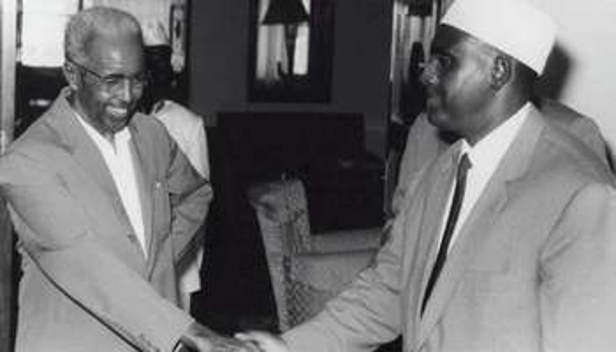 Abdirashid Ali Sharmarke et Aden Abdullah Osman Daar, le 26 juin 1960, dans la capitale somalienne. © AFP