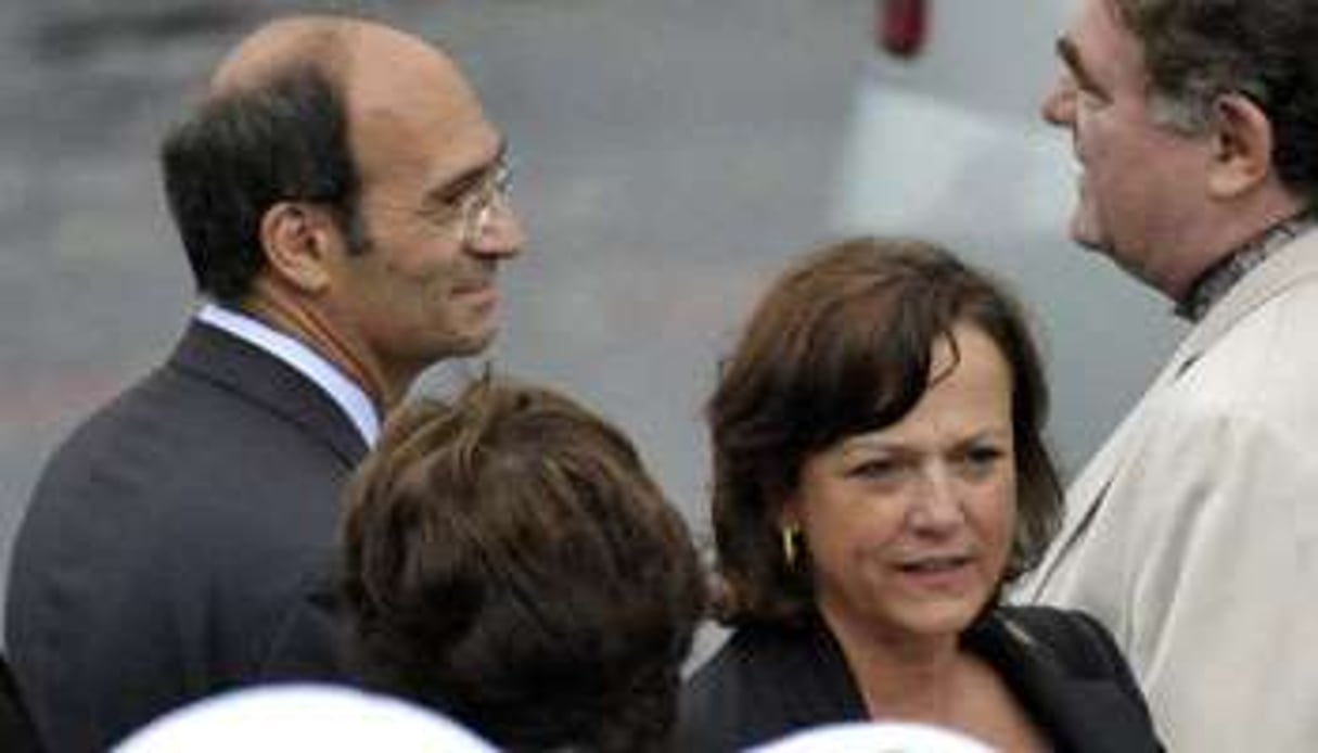 Le ministre Éric Woerth (à g. avec son épouse Florence) est soupçonné de conflit d’intérêt. © AFP