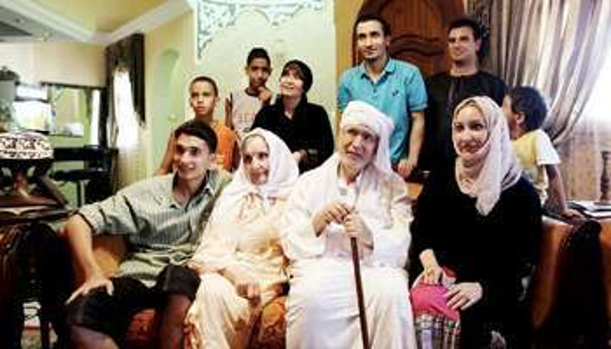 Avec sa mère, sa soeur, ses fils et petits-fils, le jour de son retour à Tripoli. © Sipa