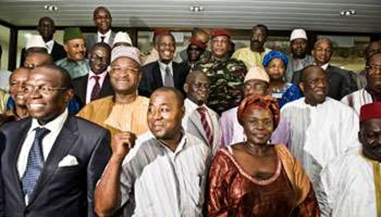 Les 24 candidats avec le président de transition Sékouba Konaté, le 26 juin. © Youri Lenquette pour J.A.