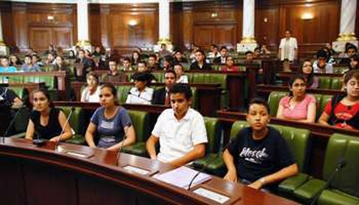 Des adolescents, lors d’une visite à la Chambre des députés, en juin. © Hichem