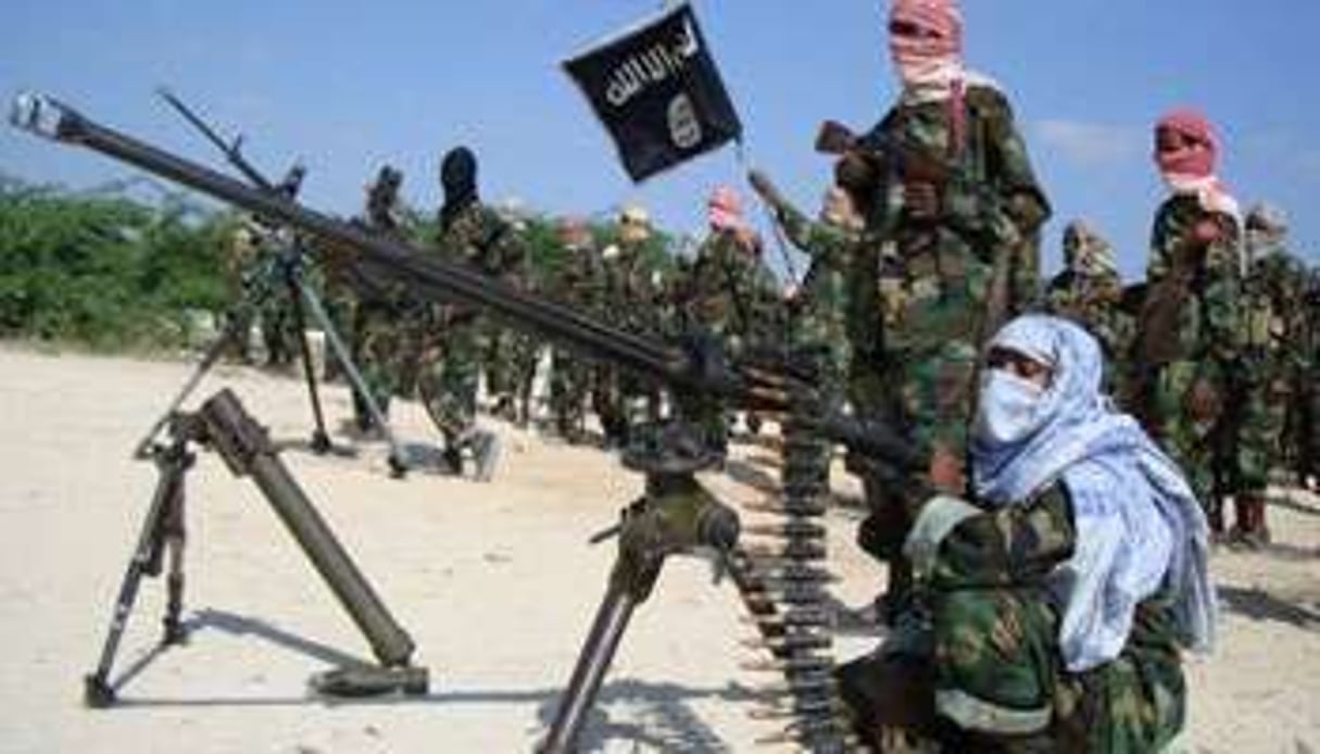 Des Chabaab pendant un exercice militaire dans le nord de Mogadiscio, le 1er janvier 2010. © AFP