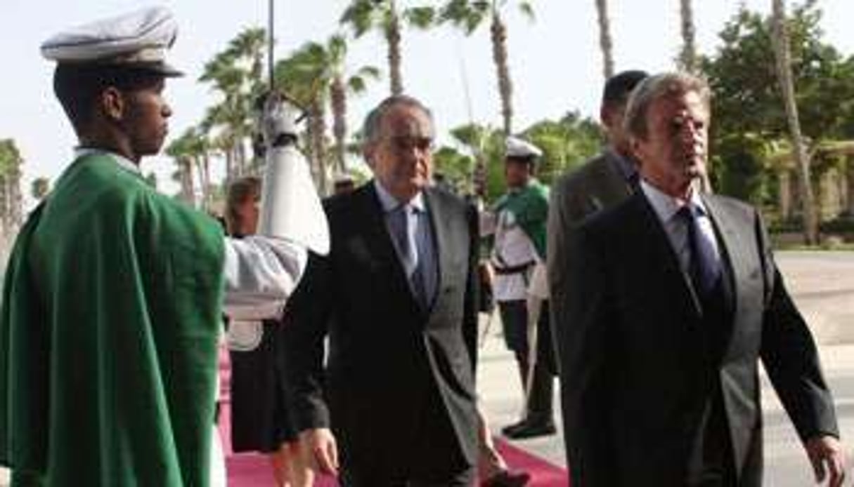 Le ministre des Affaires étrangères Bernard Kouchner (à dr.) à Nouakchott le 26 juillet. © AFP