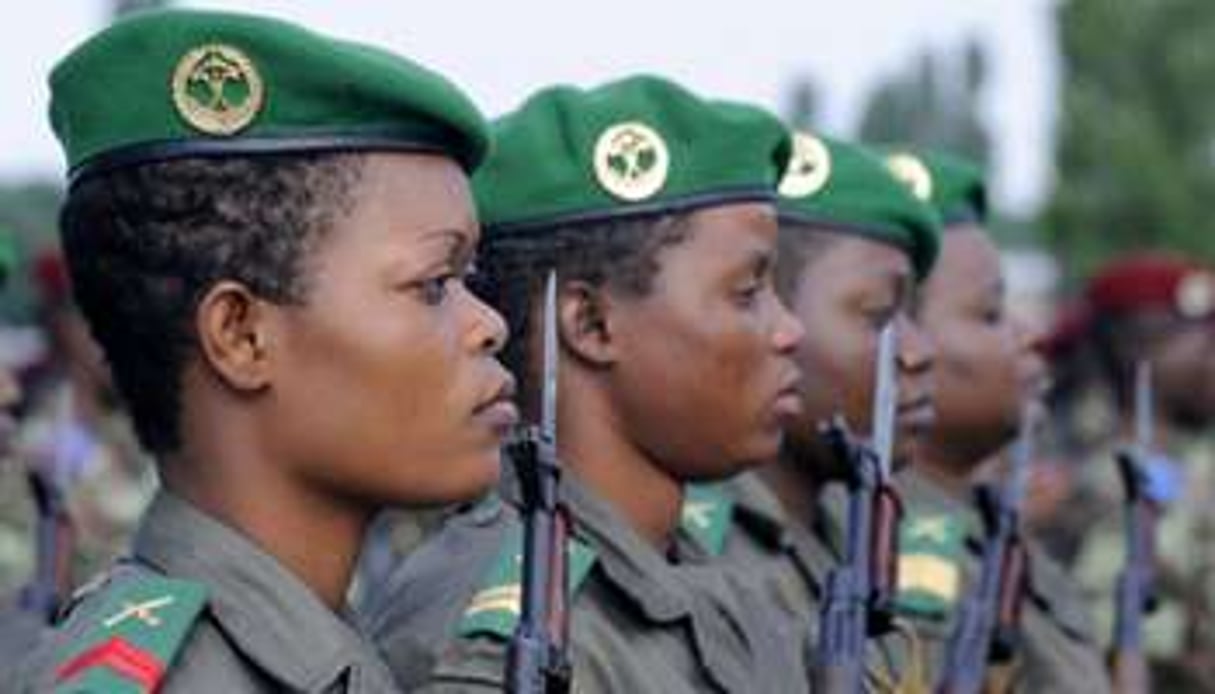 Femmes militaires béninoises, également appelées Amazones, le 10 juillet 2010 à Paris. © AFP