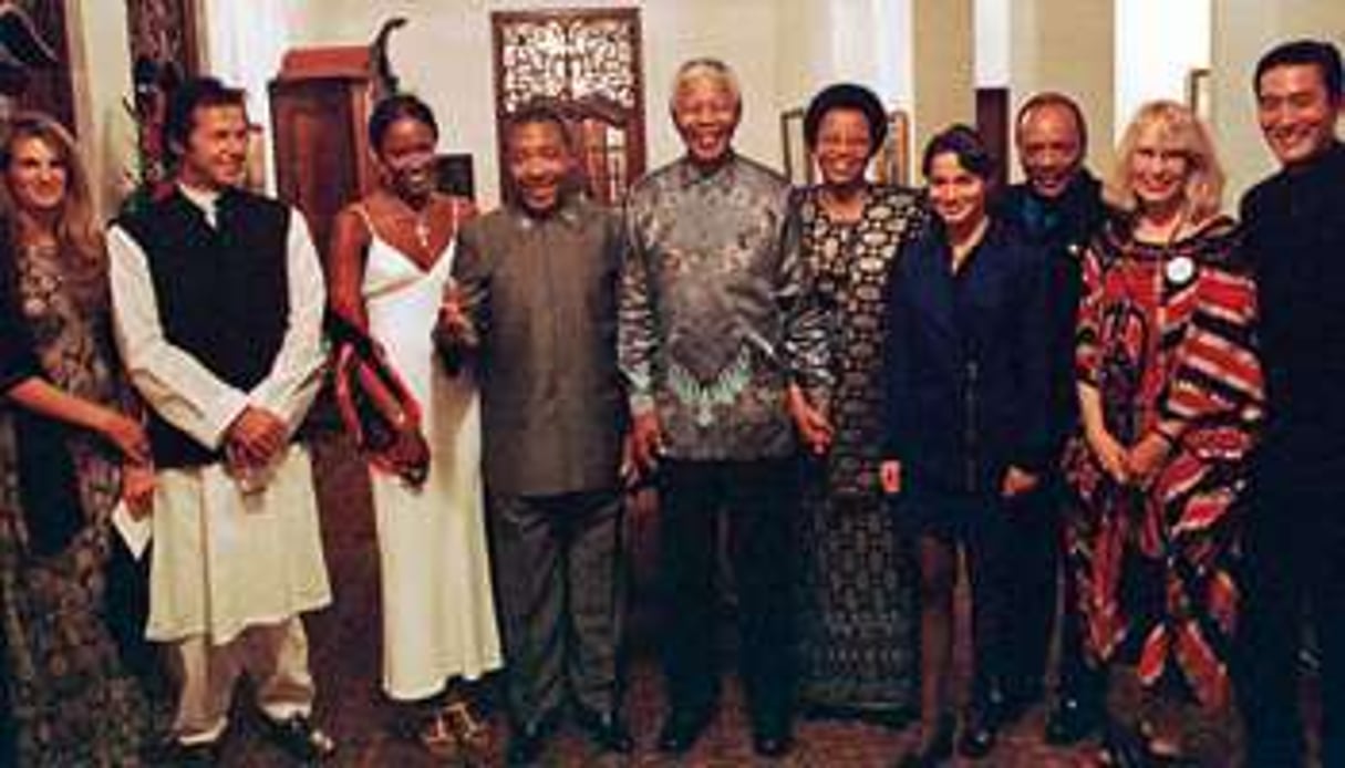 Pretoria, le 26 septembre 1997. Naomi Campbell, en blanc, pose aux côtés de Charles Taylor. © Sipa