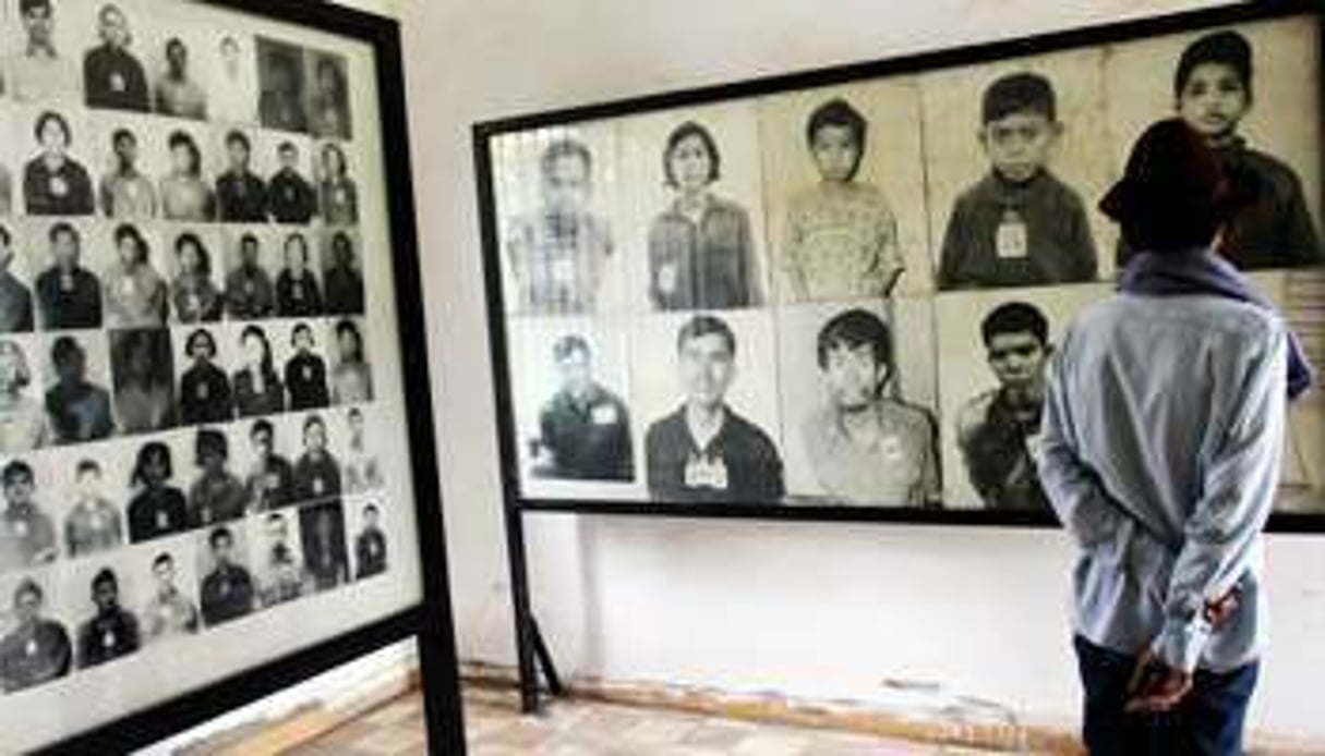 Dans un village cambodgien, le 22 juillet, exposition de photos consacrées aux victimes. © Reuters