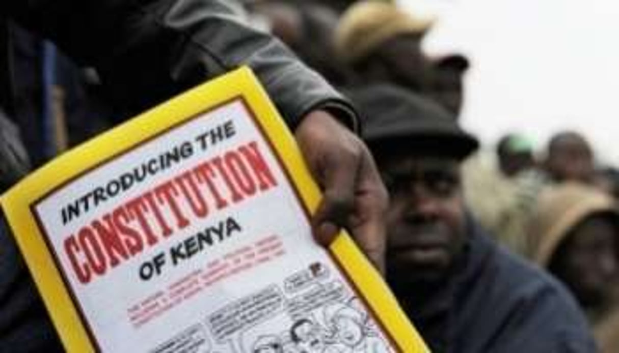 Un petit livret d’explication sur la Constitution, le 1er août 2010 à Nairobi. © AFP