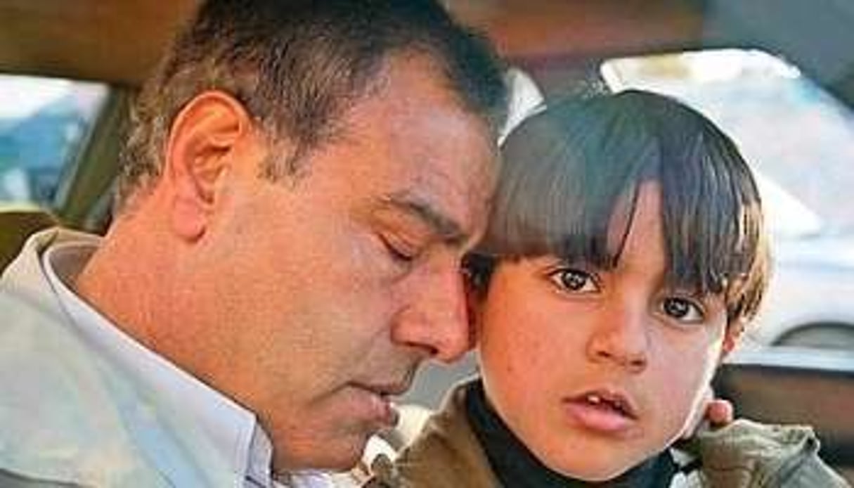 Ezzeddine Aboulaïsh, avec l’un des ses enfants qui a survécu au bombardement © AP