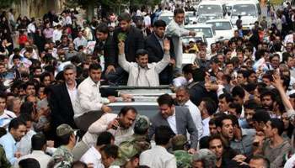 Mahmoud Ahmadinejad au milieu de la foule, le 4 août 2010, à Hamadan (ouest de l’Iran). © AFP