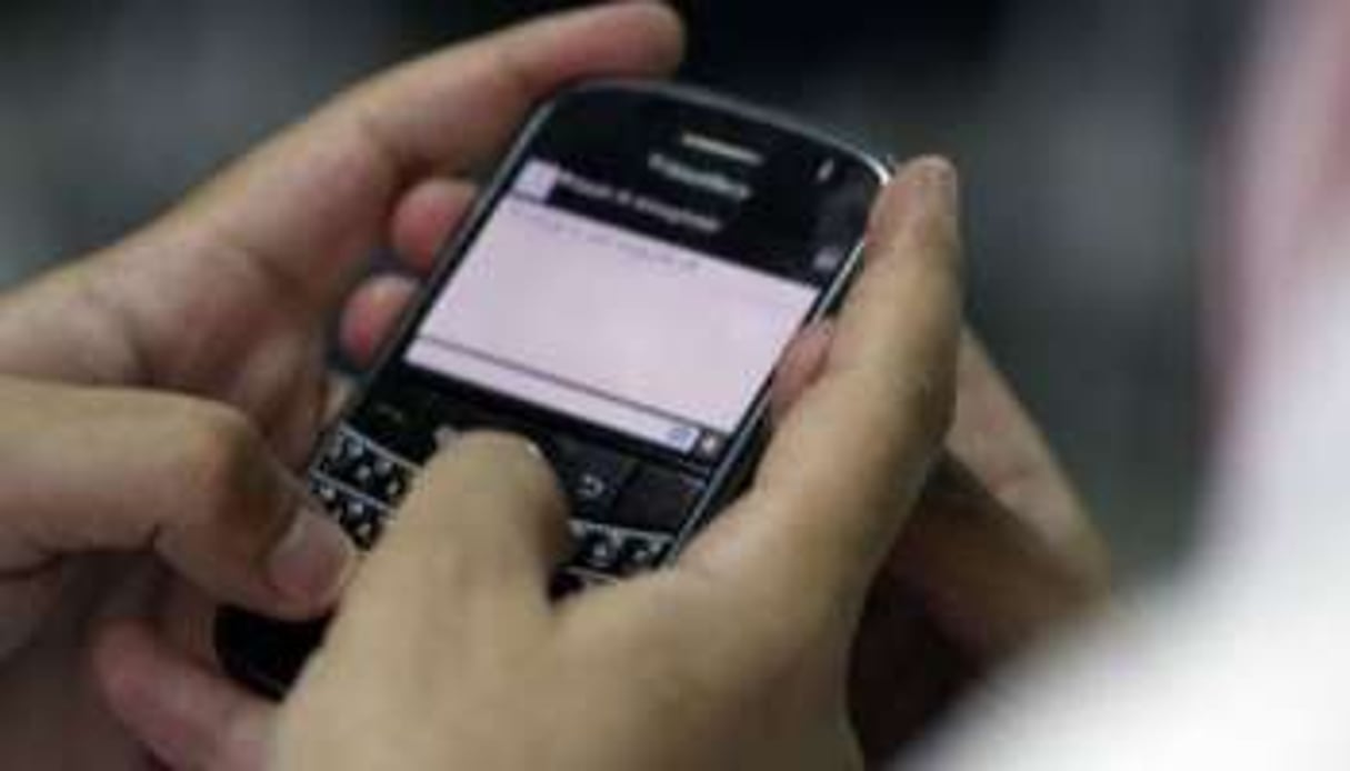 Un Saoudien utilise son BlackBerry à Jeddah le 3 août 2010. © AFP