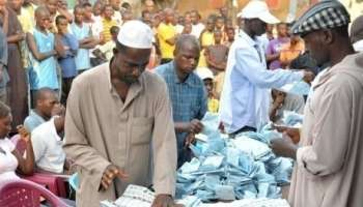 Comptage des bulletins dans un bureau de vote, le 27 juin à Conakry. © AFP