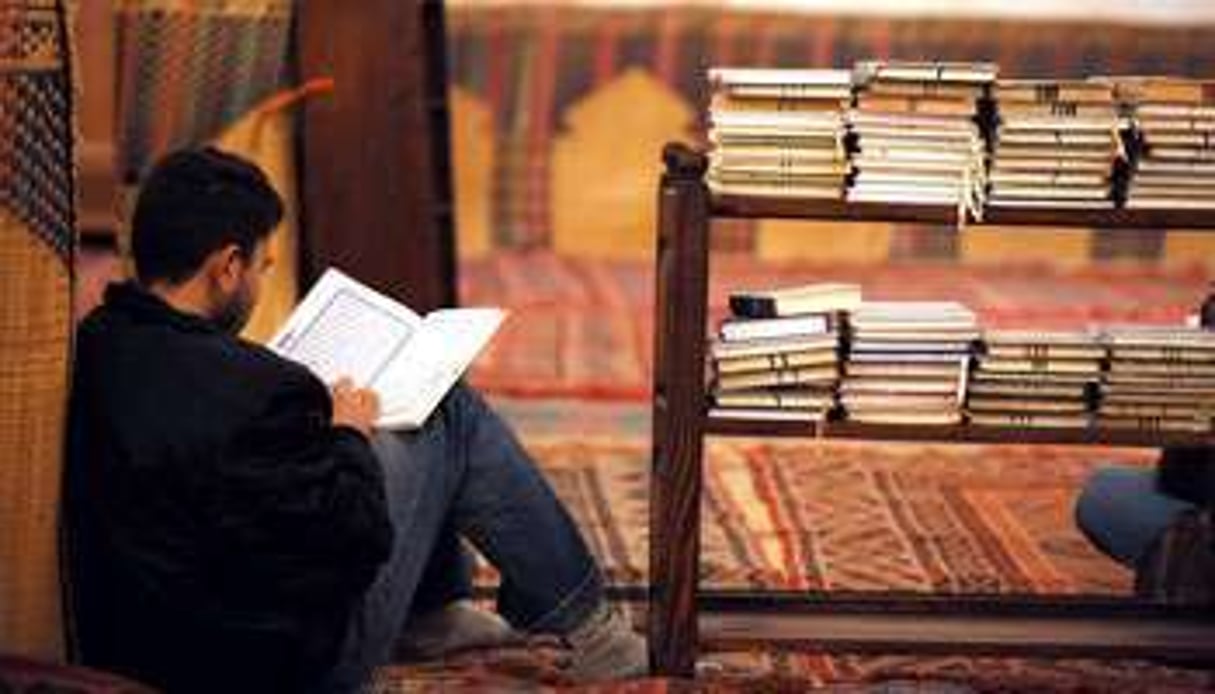 Un tunisien plongé dans la lecture du Coran, à la mosquée Oqba, à Kairouan. © Fethi Belaid/AFP